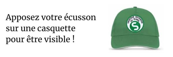 macaron sst sur une casquette verte avec accroche, réalisé par BROD'ART