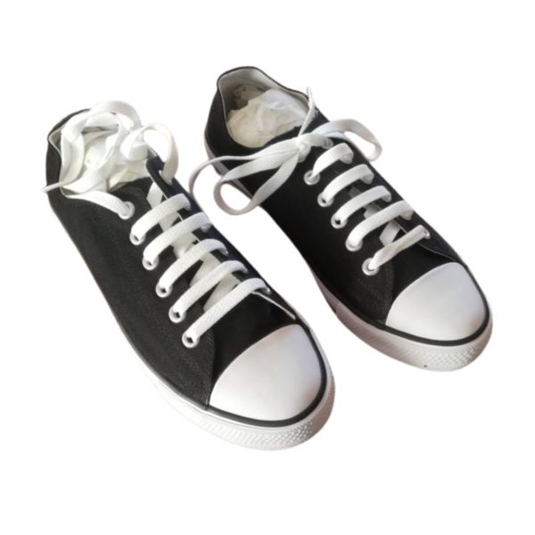 une paire de baskets en toile noires neuves non brodées disponible chez BROD'ART