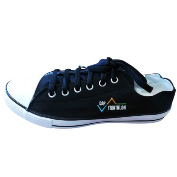 Une chaussure basket en toile noire brodée avec le logo CAP TRIATHLON par BROD'ART.