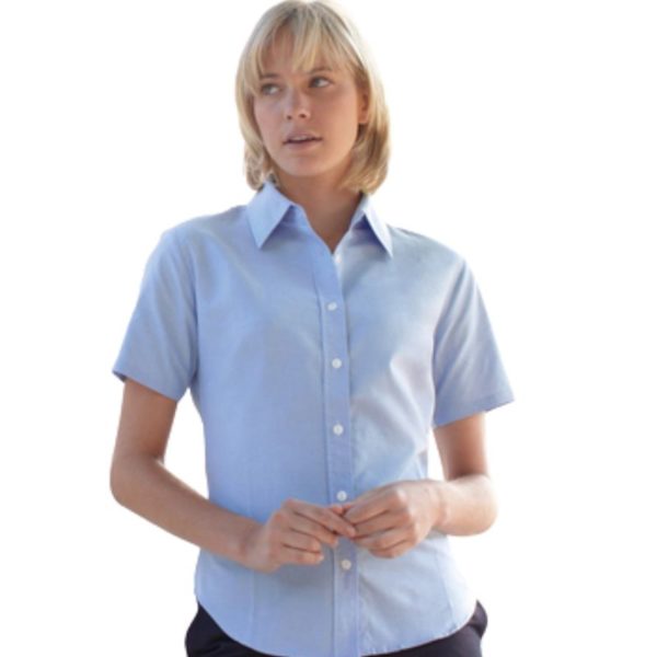 chemise femme personnalisée brodée bleu ciel et manches courtes portée par une femme blonde.
