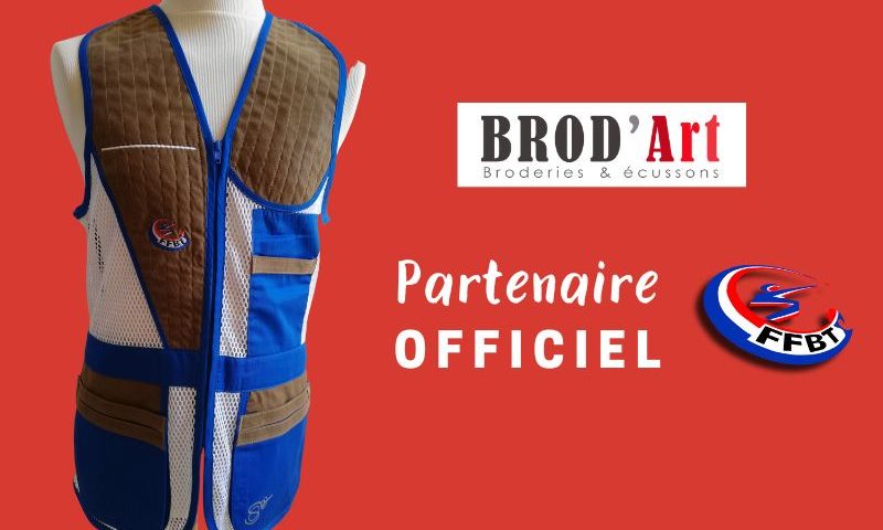 Un gilet ball tape brodé marron et bleu royal accompagné du logo BROD'ART et de celui de la FFBT.