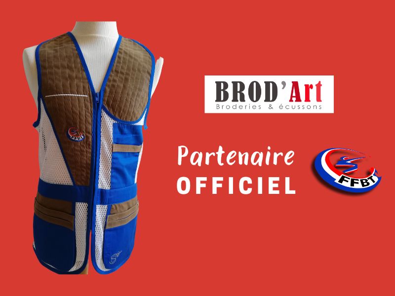 Un gilet ball tape brodé marron et bleu royal accompagné du logo BROD'ART et de celui de la FFBT.